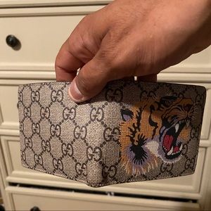 Men’s Gucci wallet